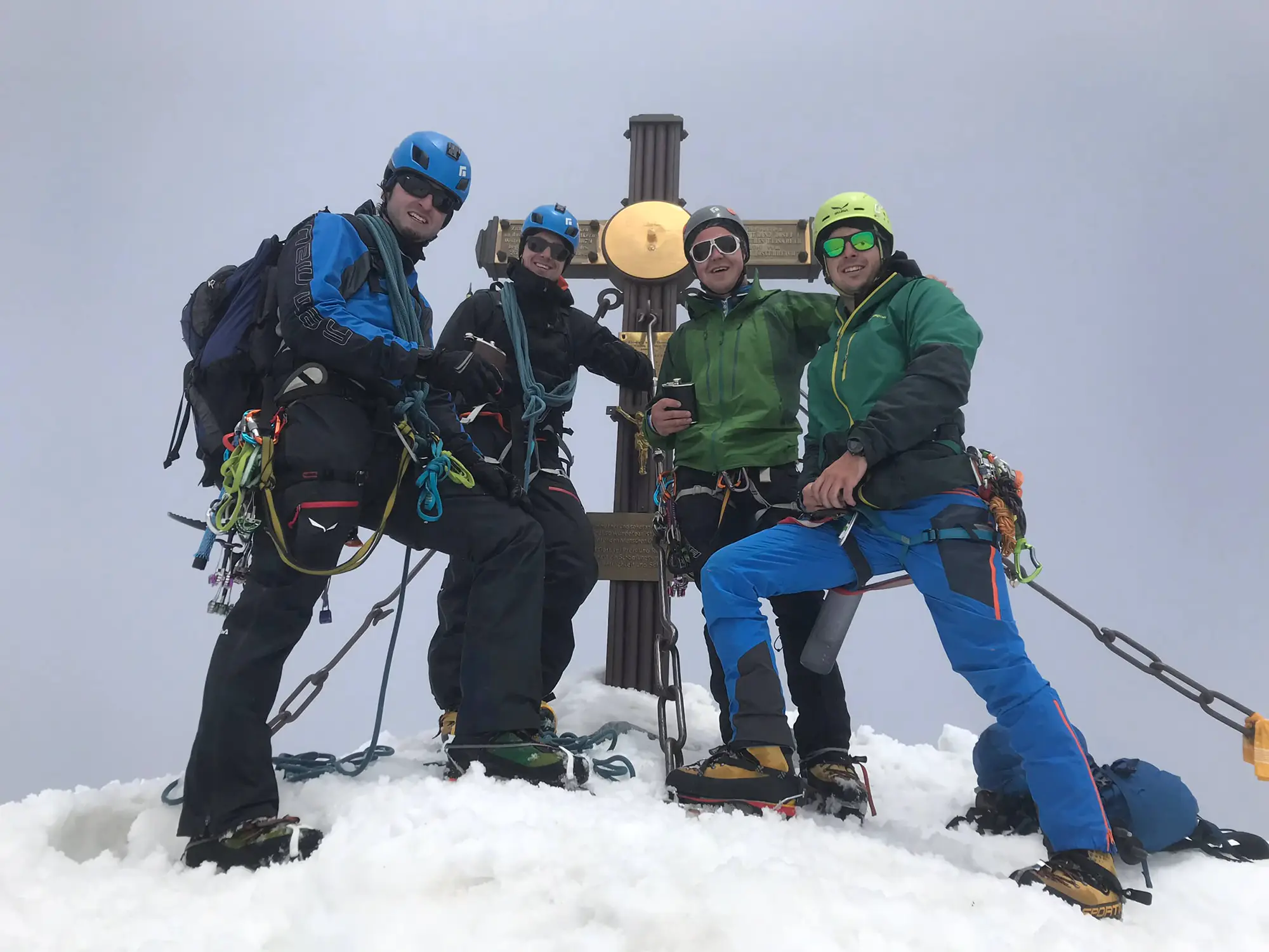 Hochtouren im Sommer – am Gipfelkreuz | Lisi Steuer, Bergführerin Osttirol